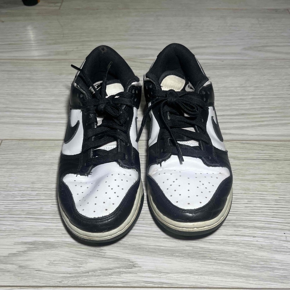 Nike Classic Black and White Low-Tops - Picture 3 of 6